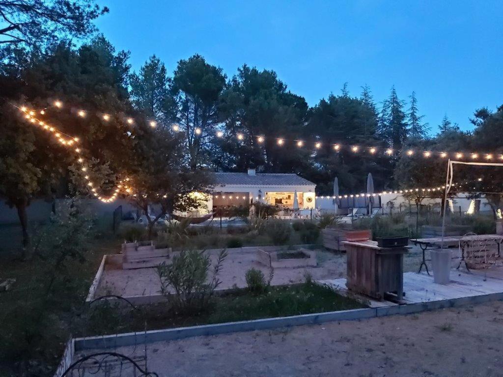 Вилла Gite Dans Les Pins Avec Piscine Мазан Экстерьер фото