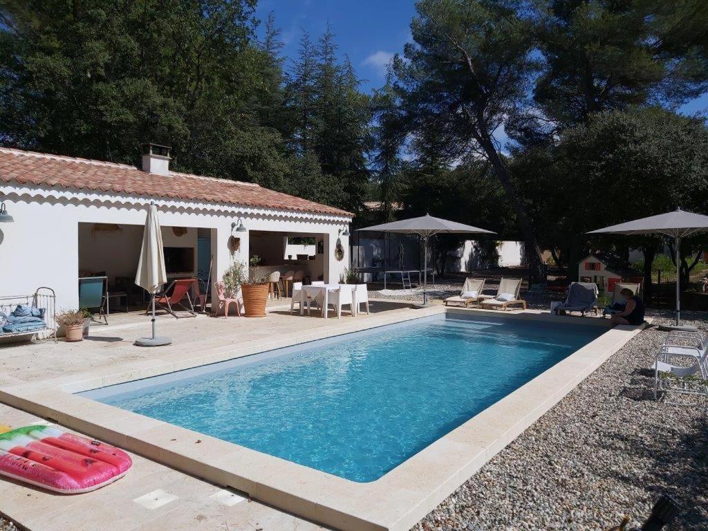 Вилла Gite Dans Les Pins Avec Piscine Мазан Экстерьер фото